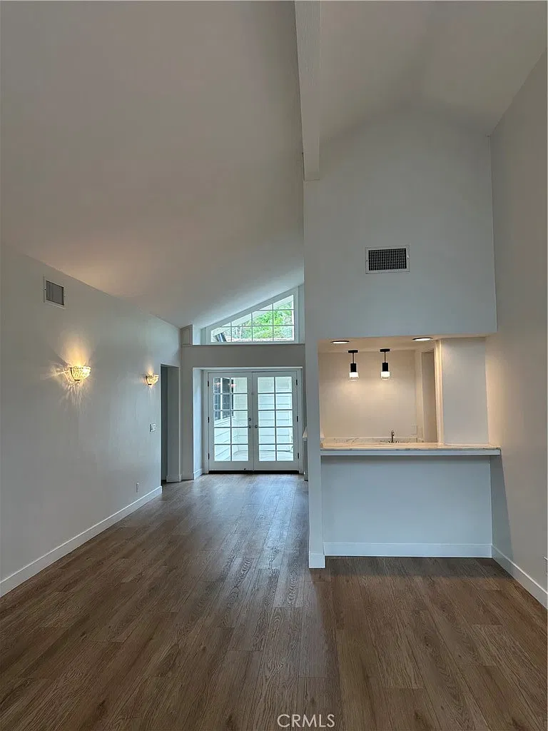 3 bed, 2244 sqft, $6,000 — Photo 3