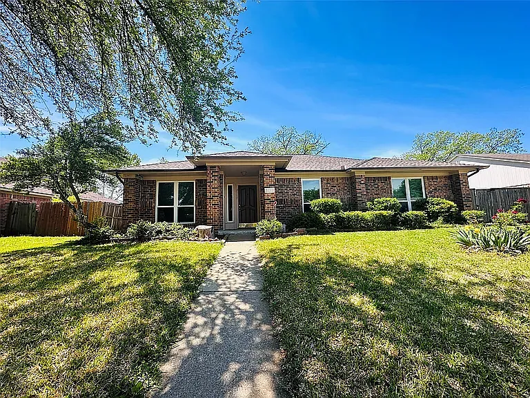 3117 Kingswood Dr — Photo 1
