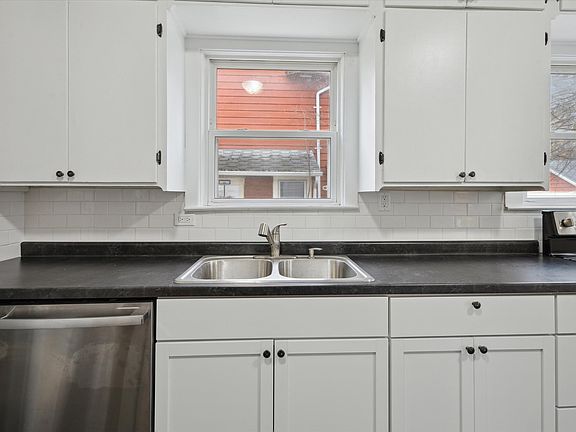 5th image of 812 W Shiawassee St