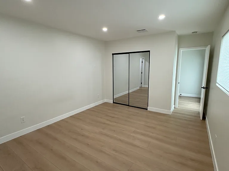 237 N Kenwood St — Photo 7