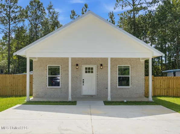 1805 Broadmoor Dr, Gautier, MS 39553