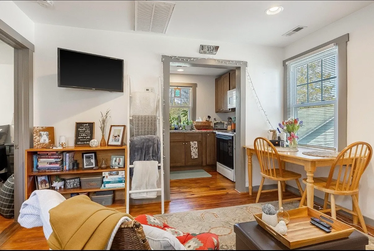 1 bed, 380 sqft, $1,300 — Photo 4