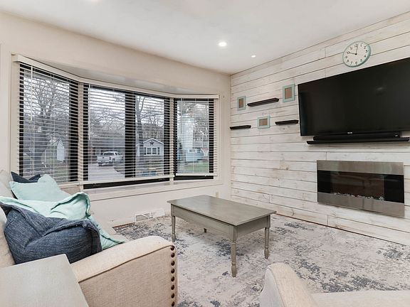 4th image of 1217 Searle Dr