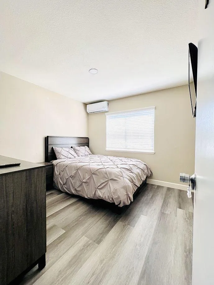 7 bed, 2138 sqft, $1,200 — Photo 1