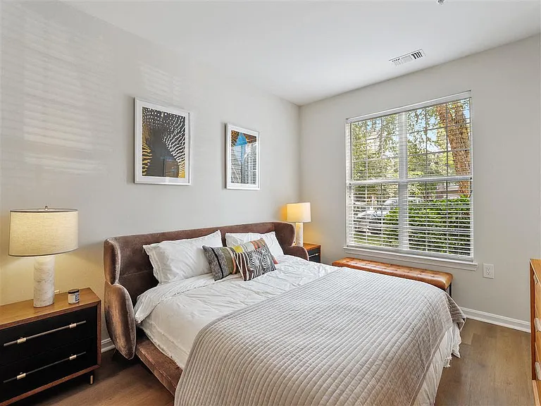 Cameron Court — Photo 7