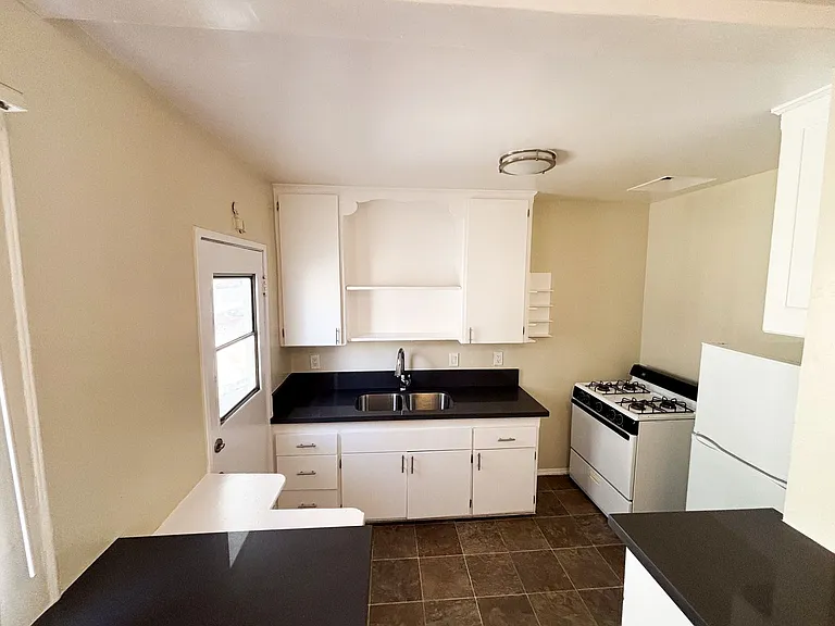 605 Kelton Ave — Photo 35