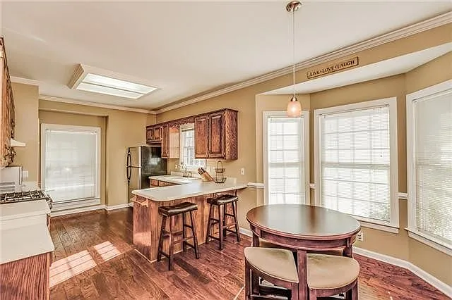 1910 Chartwell Ct — Photo 4