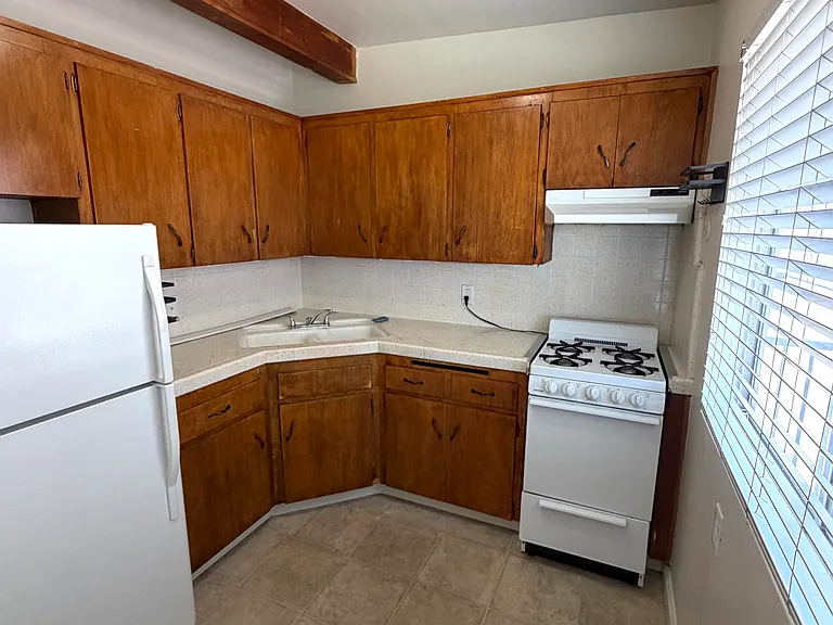 184 N Broadway #J — Photo 4