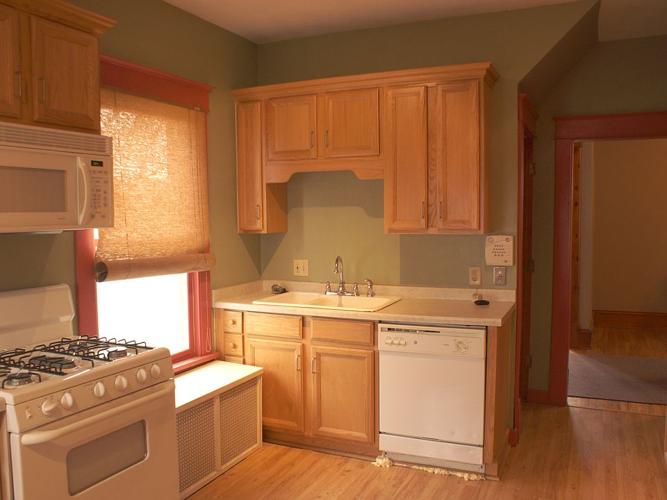 1st image of 124 Lawson Ave W