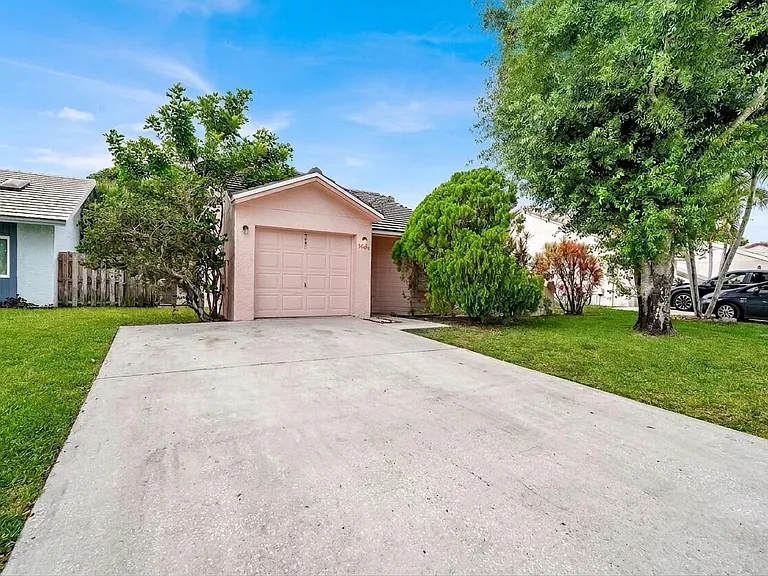 5864 Strawberry Lakes Cir — Photo 23