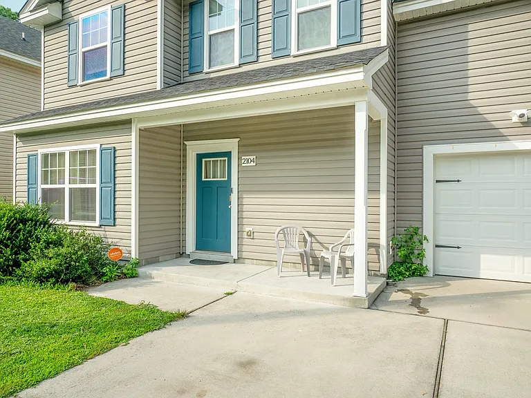 2104 Miller Ave — Photo 2