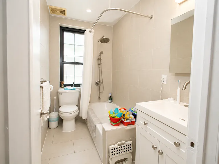 205 W 15th St #2HG — Photo 8
