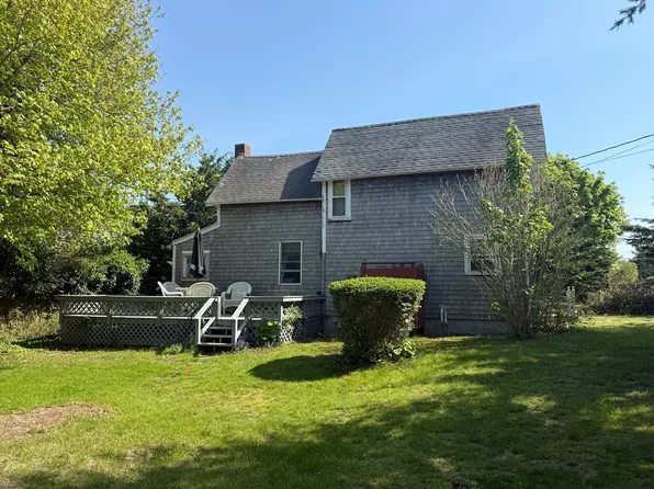 19 Perkins Ave, Oak Bluffs, MA 02557