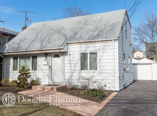 2595 Beach Dr, Merrick, NY 11566