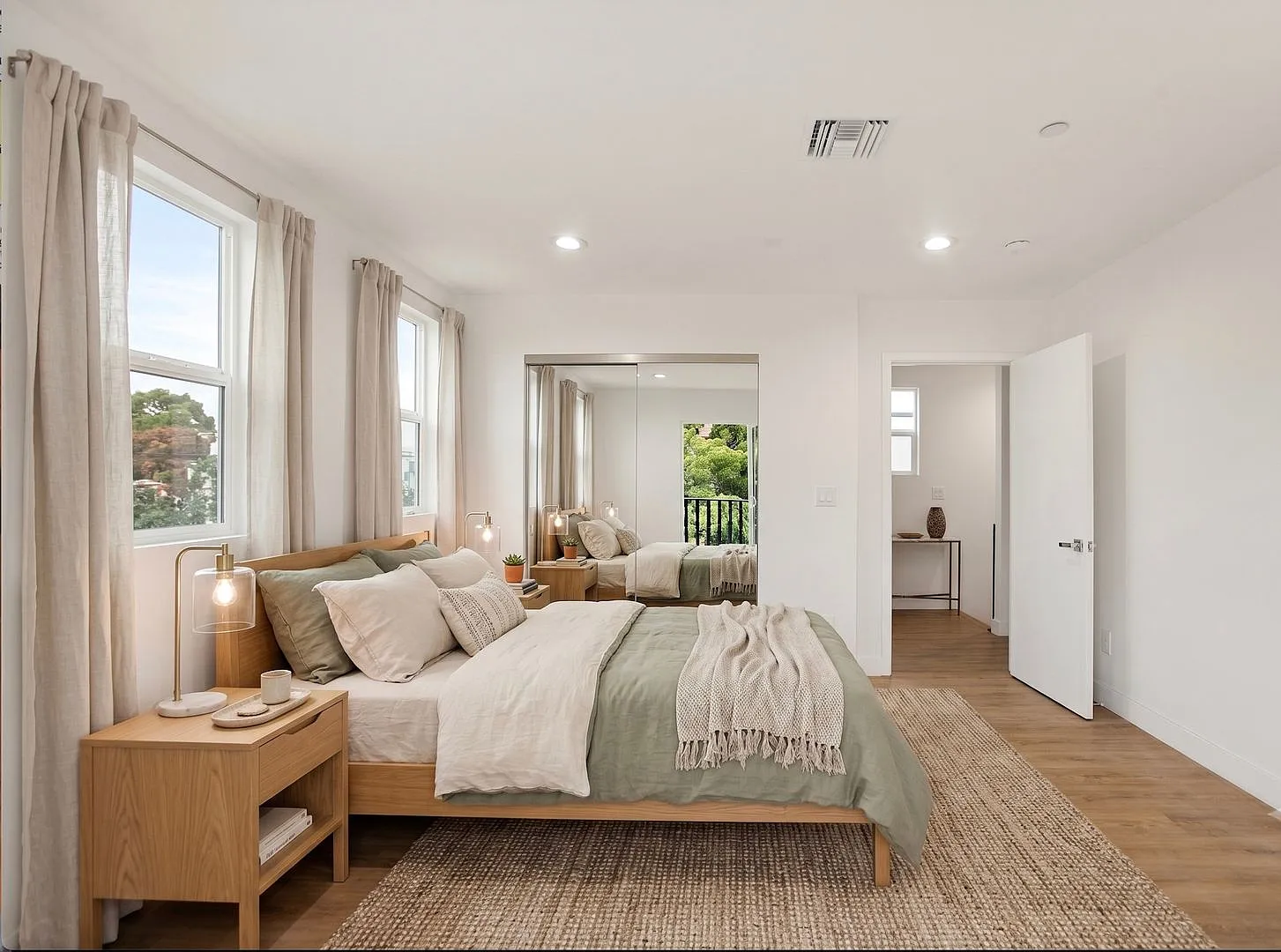 443 N Heliotrope Dr — Photo 3
