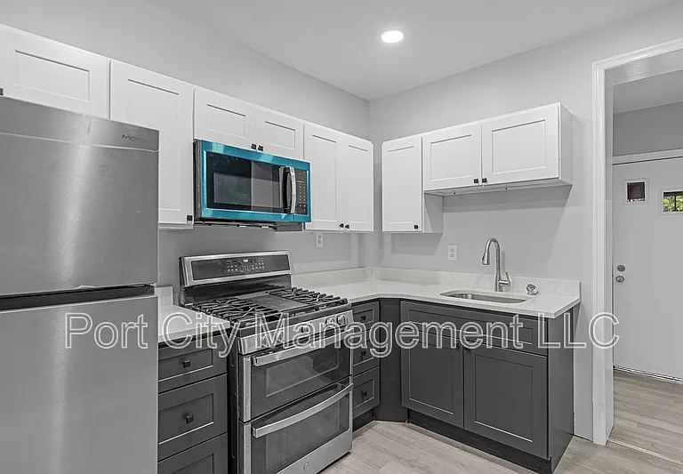 1806 Aiken St — Photo 11