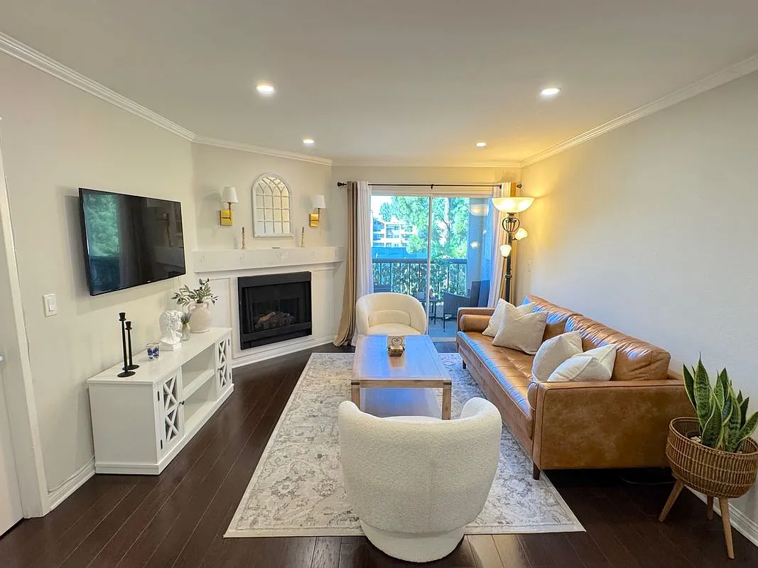 5530 Owensmouth Ave — Photo 2