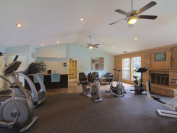 5th image of 2626 Thousand Oaks Dr APT 317
