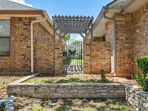 3rd image of 4509 Shingle Oak Ln