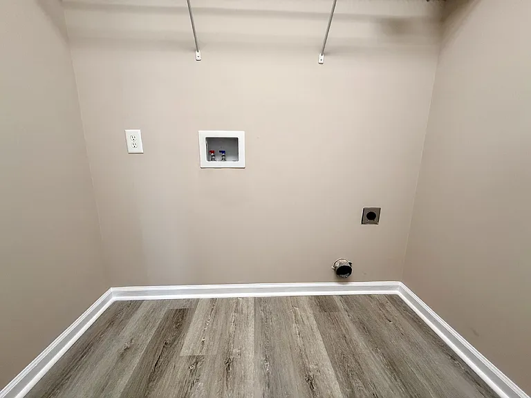 81 Essex Ct W — Photo 11