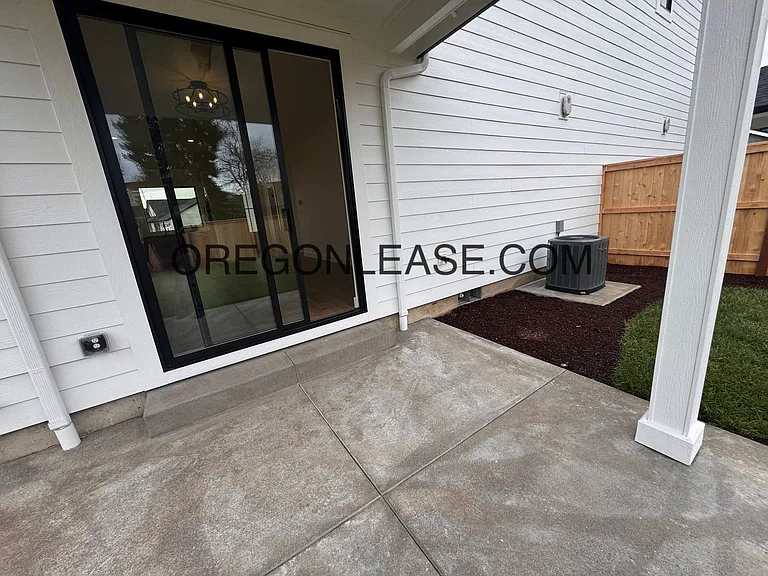Brand new 3 bedroom 2.5 bath Coburg townhome — Photo 4