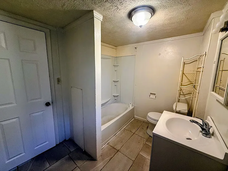1055 Beardsley St — Photo 6