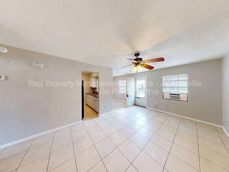 1010 Bronson St #3 — Photo 3