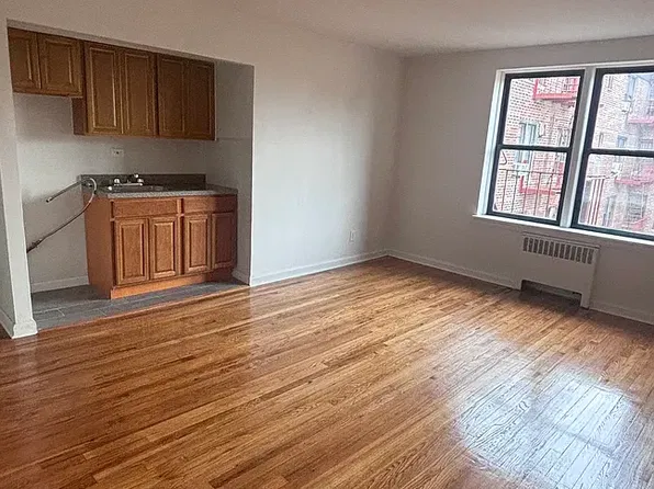 64-00 Saunders St #5F, Rego Park, NY 11374