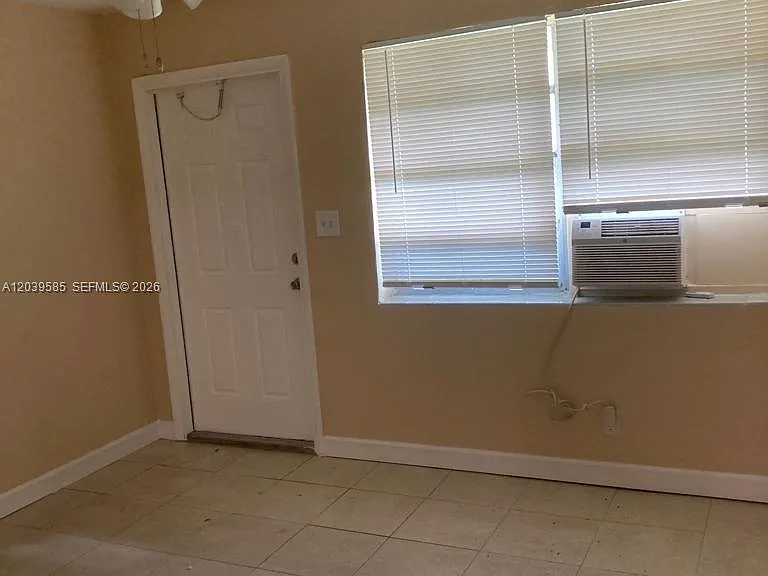 704 SE 21st St #4 — Photo 4