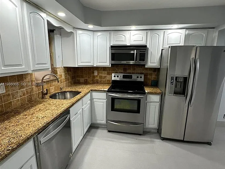 9440 SW 8th St #402 — Photo 4