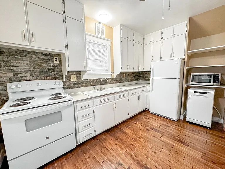 726 S Fuller Ave — Photo 6