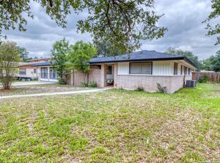736 Skylane Dr N, Uvalde, TX 78801