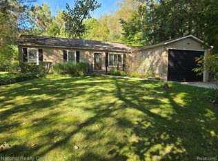 9404 Edward Dr, Brighton, MI 48114