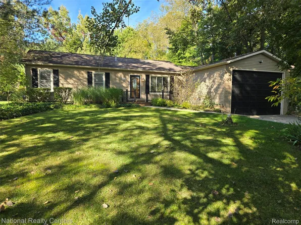 9404 Edward Dr, Brighton, MI 48114