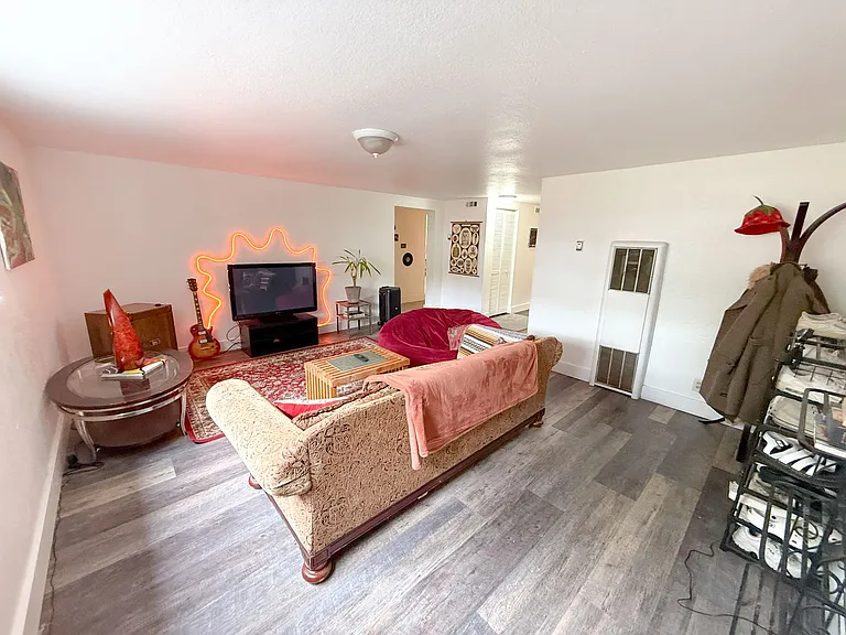 111 E Plum St — Photo 36
