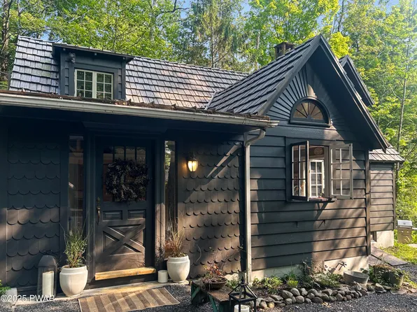 107 Metzger Trl, Dingmans Ferry, PA 18328