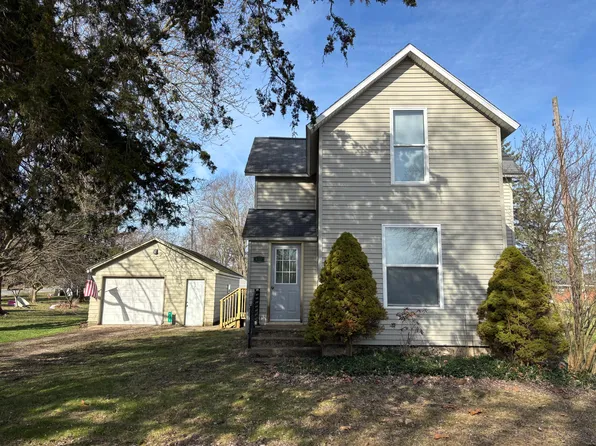 417 N Maple St, Fennville, MI 49408