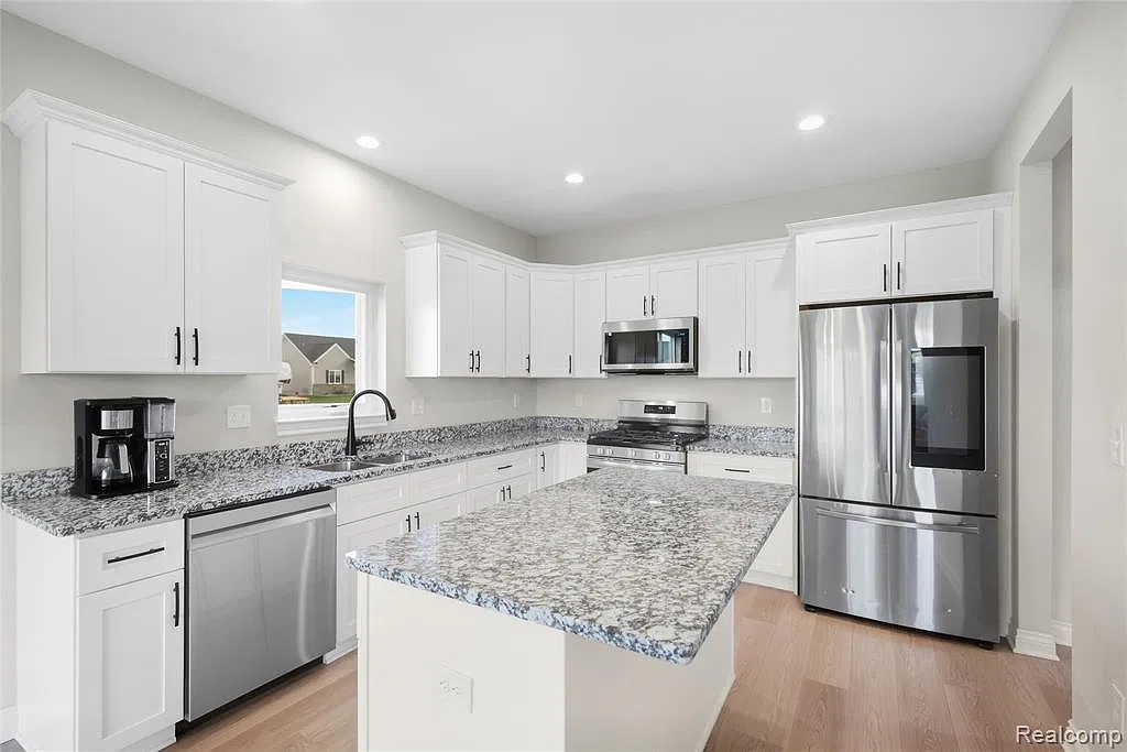 4 bed, 2150 sqft, $2,900 — Photo 4