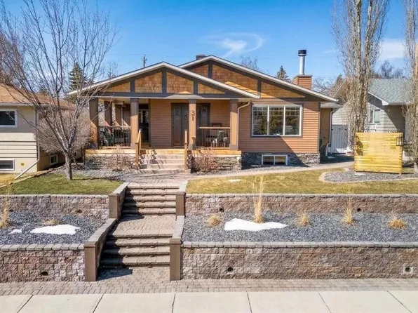 31 E Rosetree Rd NW, Calgary, AB T2K 1M8