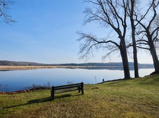 85 River Rd APT E4, Essex, CT 06426