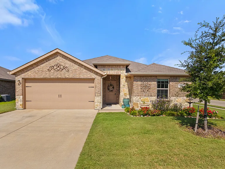 3319 Everly Dr — Photo 1
