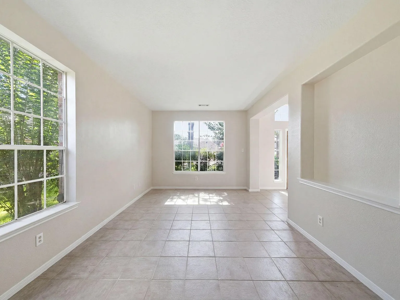3 bed, 2.5 bath, 2423 sqft, $2,375 — Photo 2