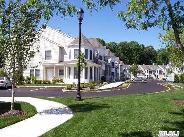 28 Gazebo Ln, Smithtown, NY 11787