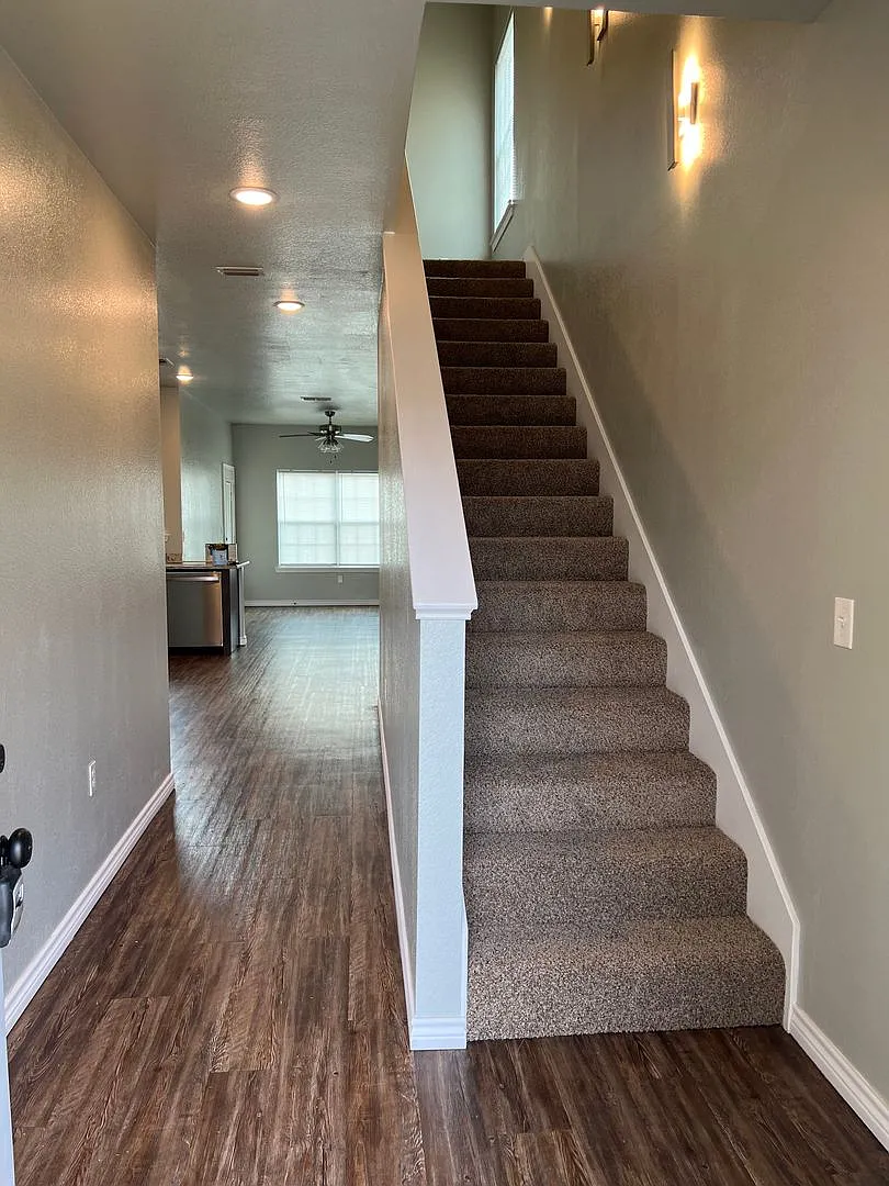 119/121 Village North Circle — Photo 2