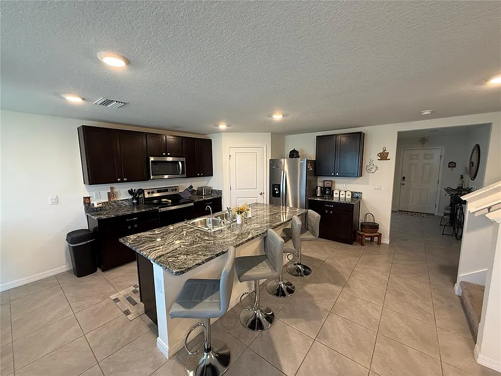 5 bed, 3.0 bath, 2616 sqft, $3,100 — Photo 2