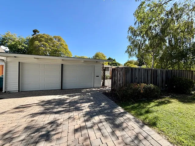 3 bed, 1060 sqft, $8,000 — Photo 2
