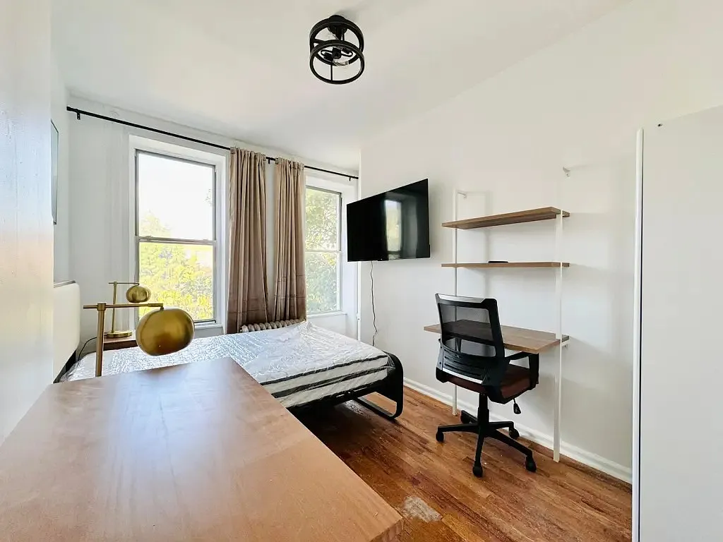 4 bed, 1.5 bath, 1000 sqft, $1,170 — Photo 2