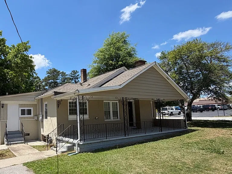 4204 Newton Dr NE — Photo 2