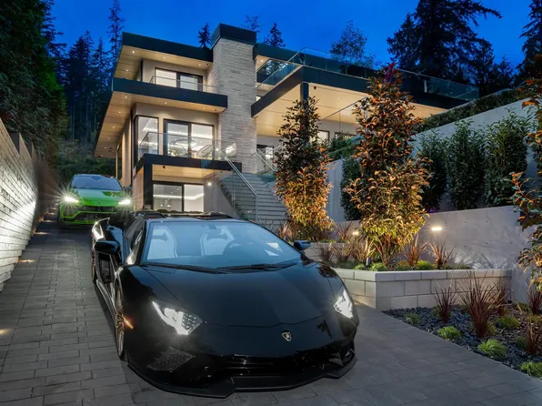 449 Hillcrest St, West Vancouver, BC V7V 2L8