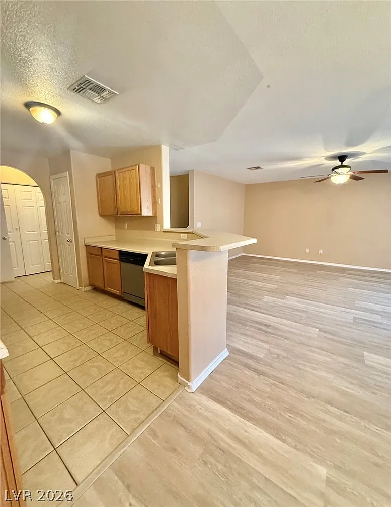3 bed, 2.5 bath, 1462 sqft, $2,200 — Photo 3